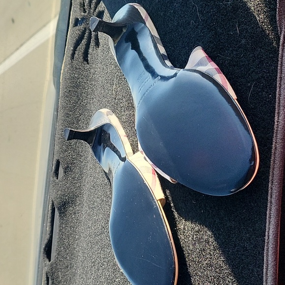 Burberry large tote with matching size 9 heels - Picture 6 of 6